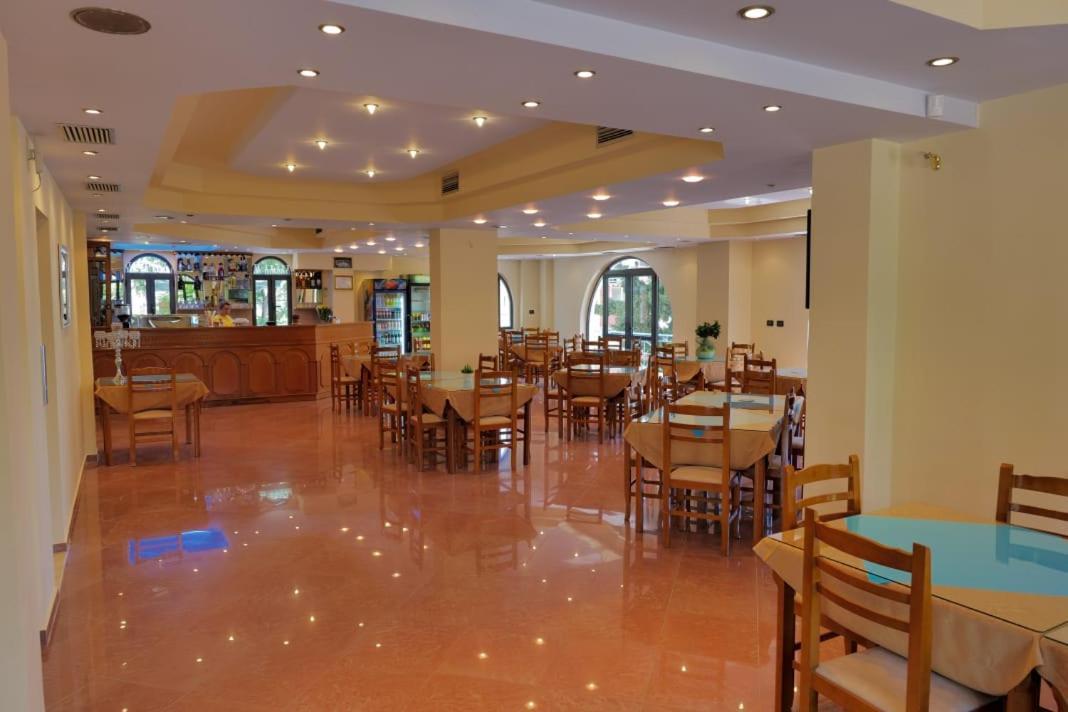 Blue Heaven Hotel Sarande Bagian luar foto